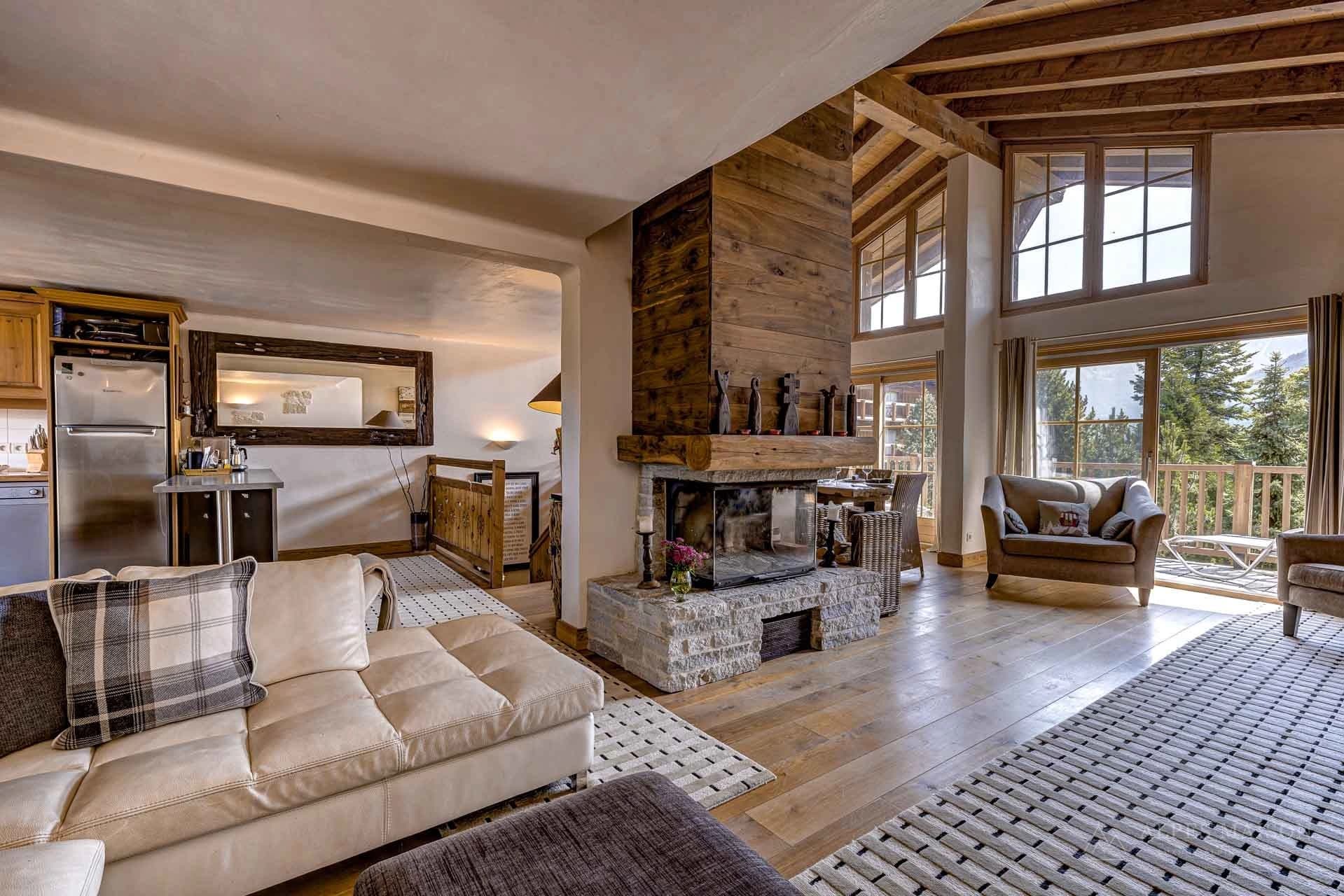Living area with fireplace — Le Praz Chalet