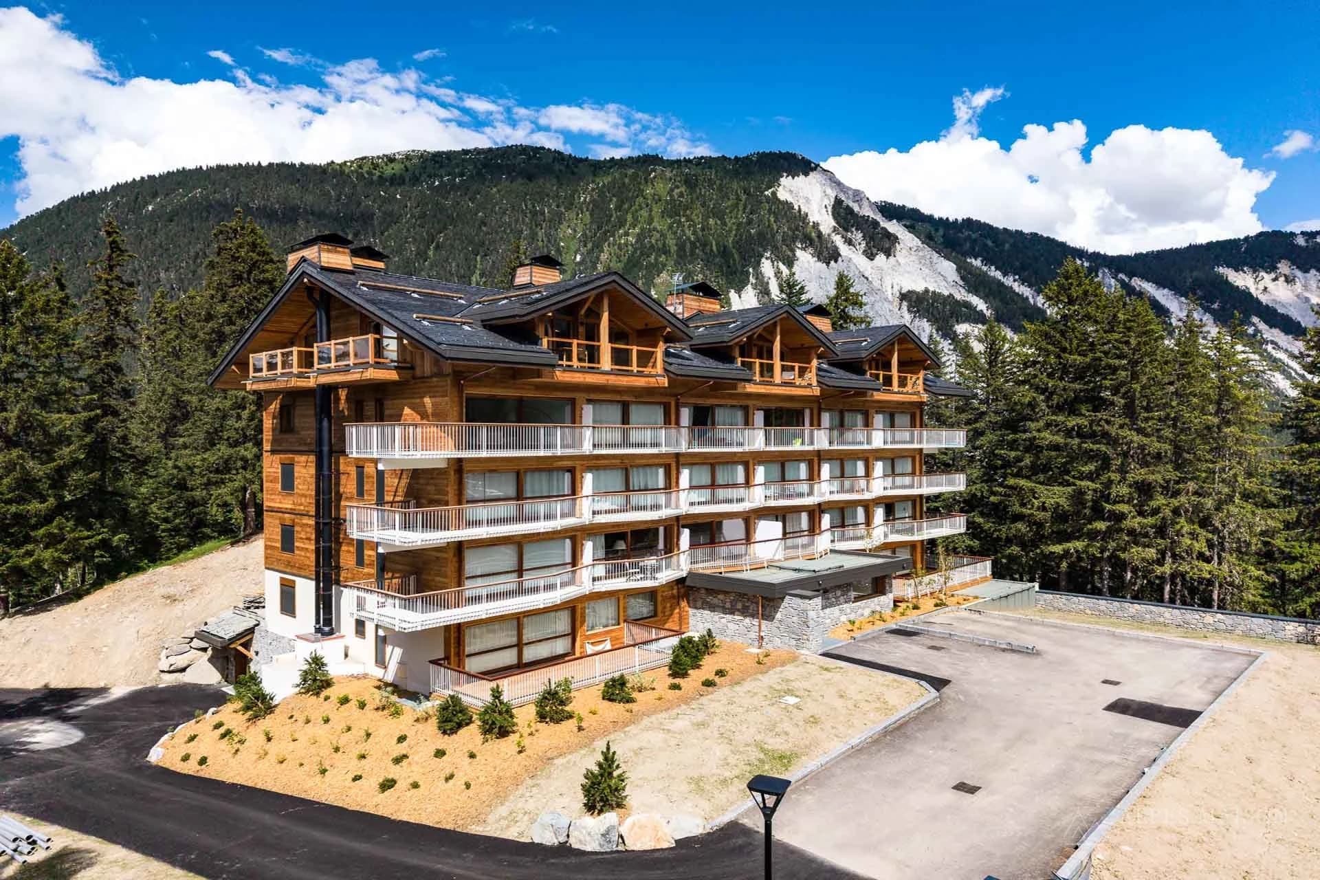 Extérieur du bâtiment alpin habillé de bois — Panoramic Heights