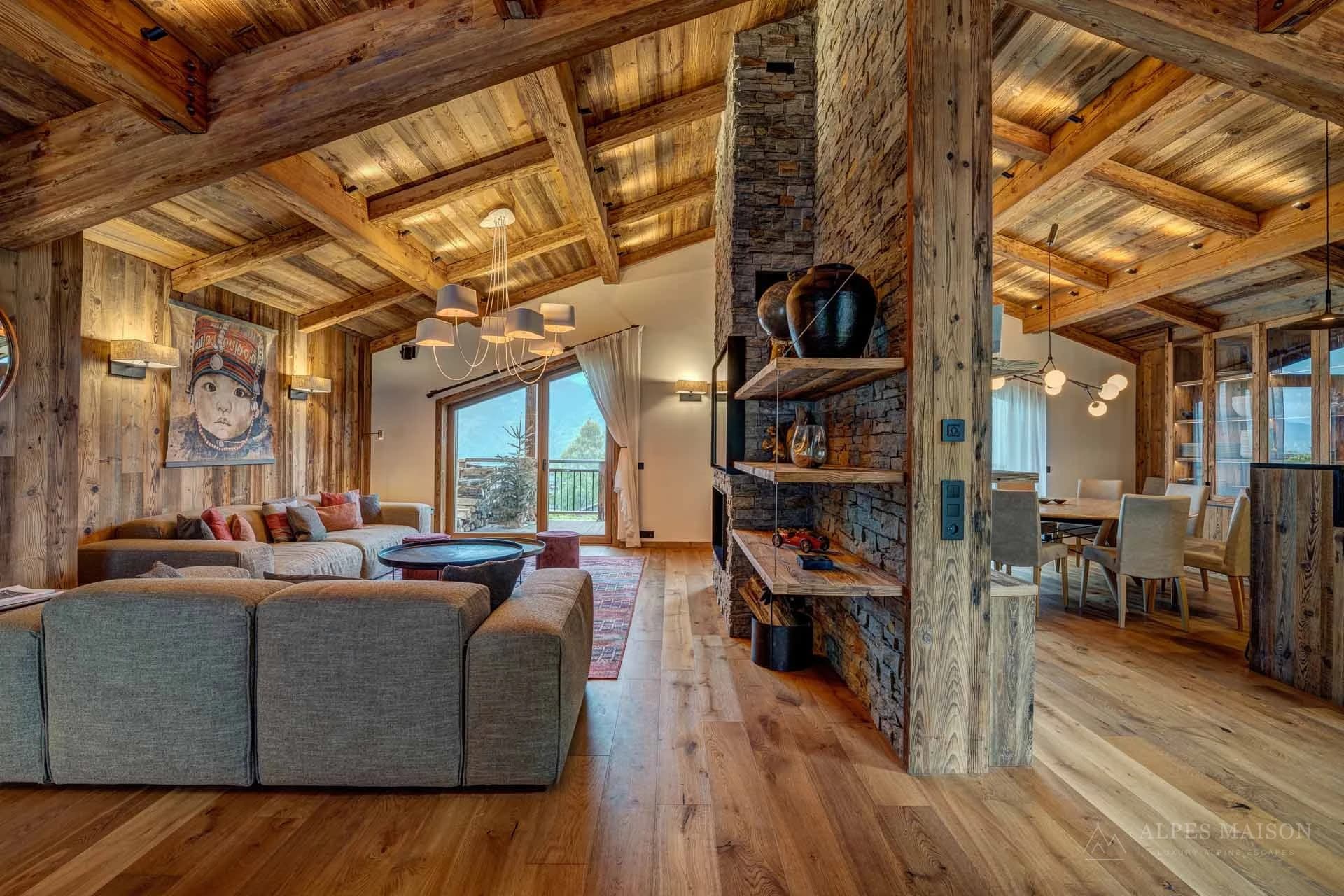 Wohnzimmer mit Sitzgelegenheiten und Holzdetails — Le Praz - Uniquee