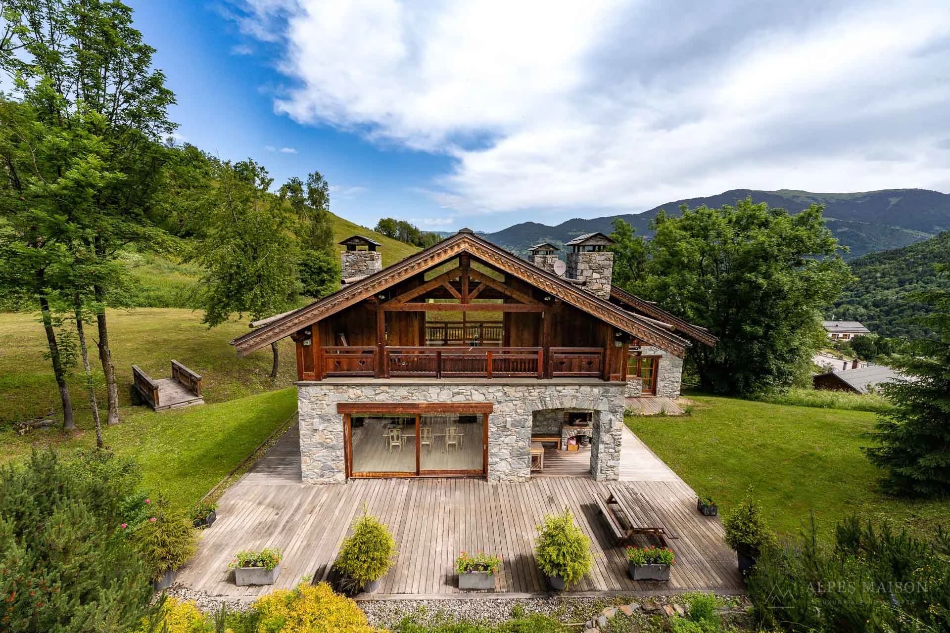 Extérieur du bâtiment alpin habillé de bois — Les Allues Alpine Sanctuary
