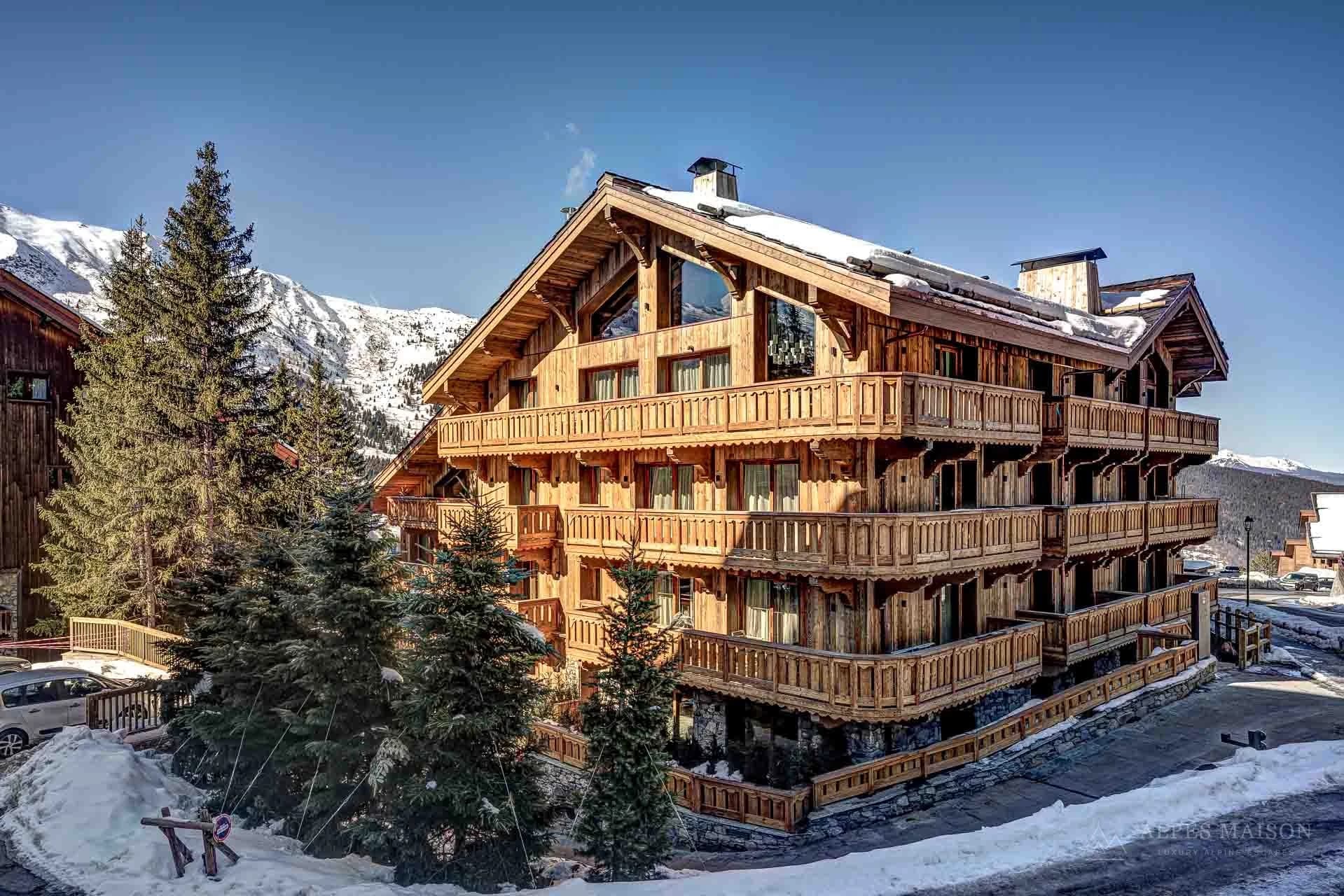 Aussenansicht des holzverkleideten Alpengebäudes — Fleur des Alpes Residence 2