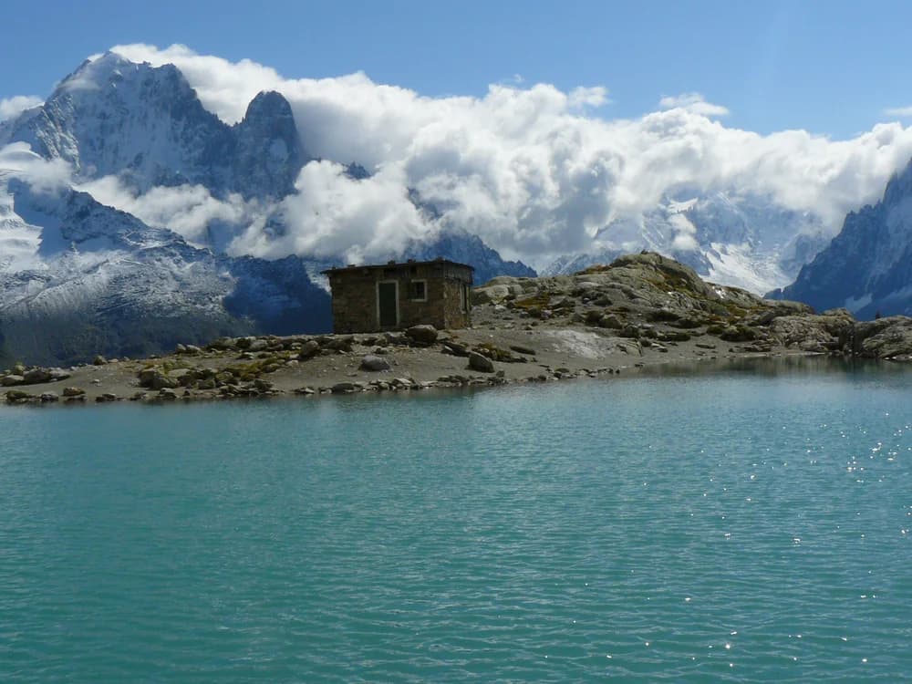 Türkisfarbener Lac Blanc vor dem Mont-Blanc-Massiv