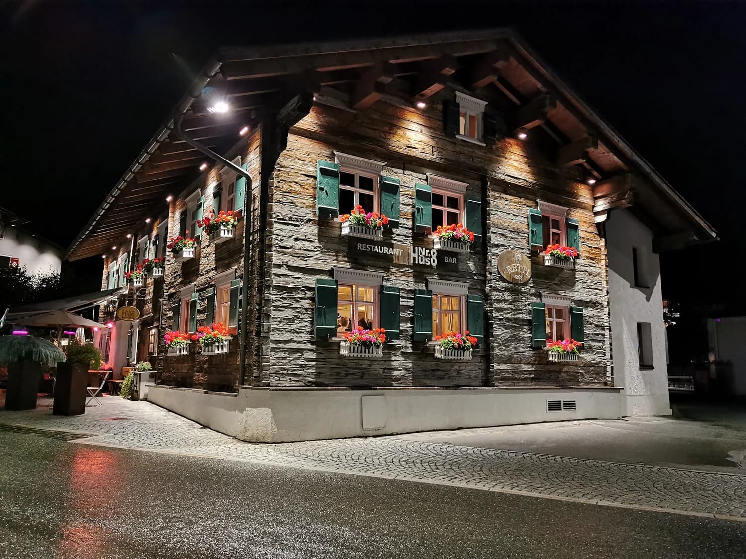Restaurant Hûs Nr. 8 in Lech bei Nacht, aufgenommen 2020
