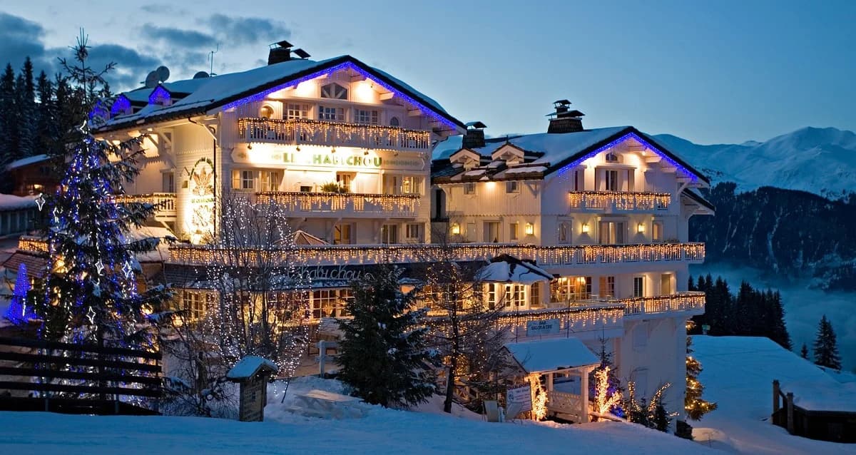 Aussenansicht des Hotels und Restaurants Le Chabichou, aufgenommen 2006